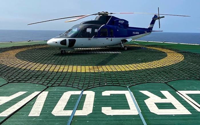 Helicóptero Sikorsky S-76 numa plataforma offshore sobre o mar