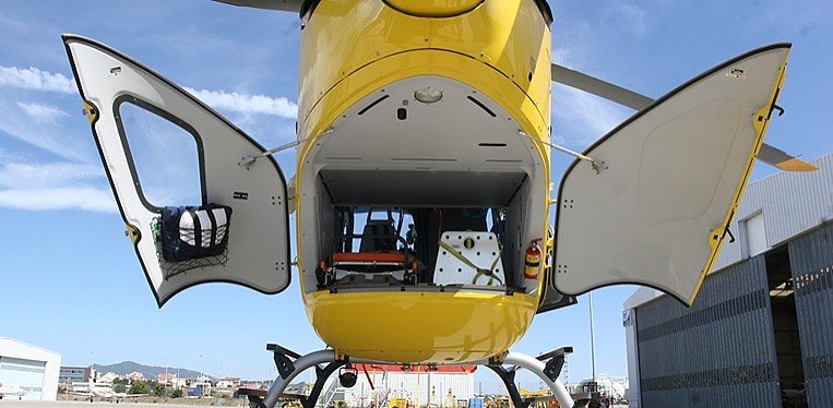 Helicóptero configurado para emergência médica
