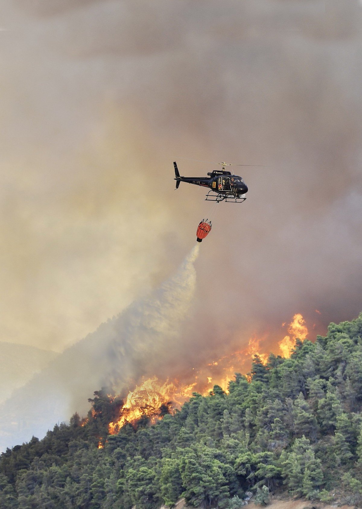 Helicóptero em combate a incêndios