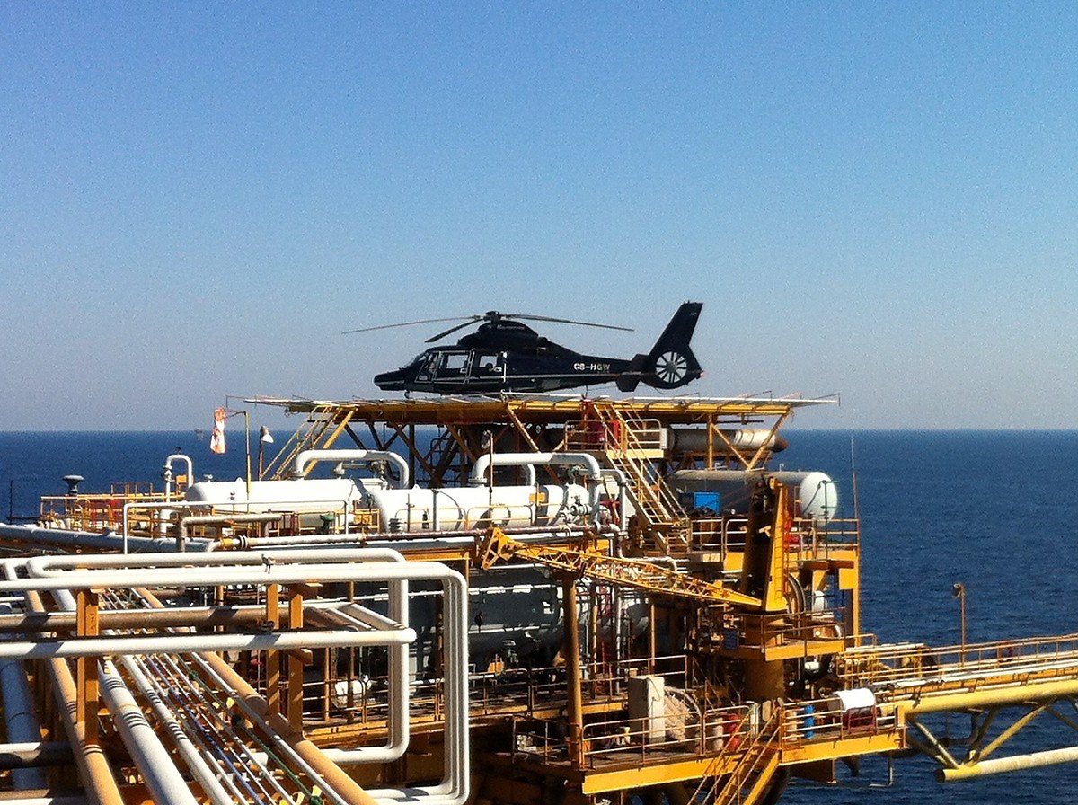 Helicóptero em operação offshore