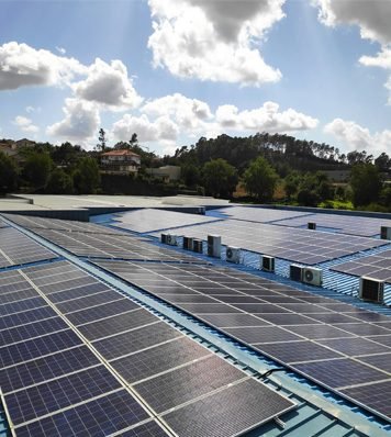 Painéis solares instalados numa cobertura empresarial