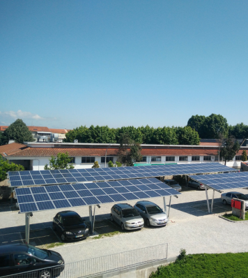 Estacionamento protegido por coberturas fotovoltaicas