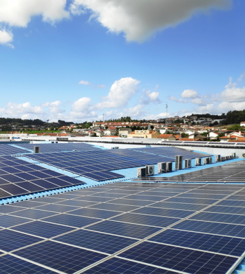 Grande instalação fotovoltaica numa cobertura industrial