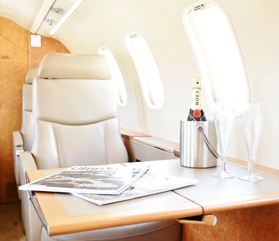 Interior de Learjet Omni com serviço de bordo