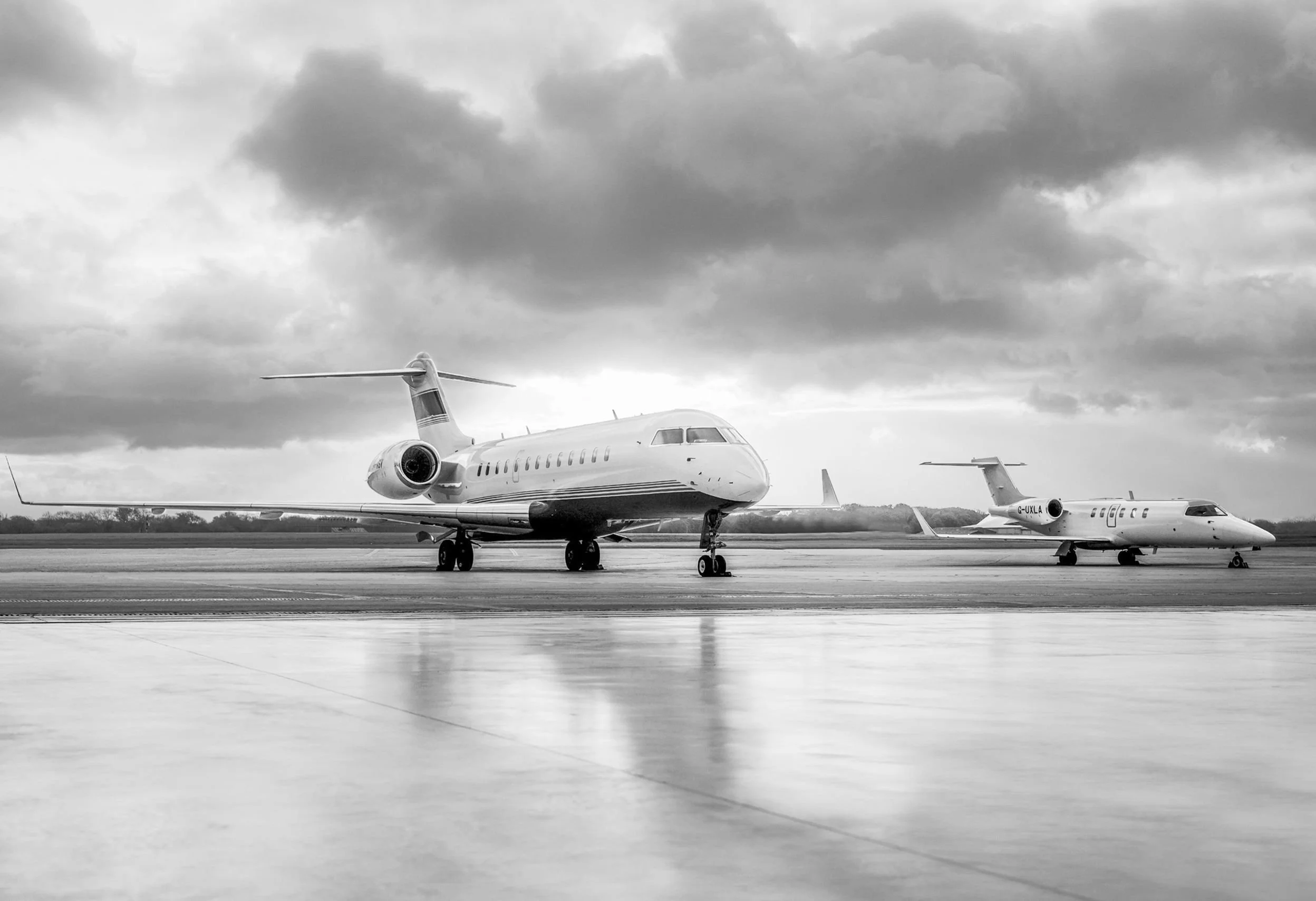 Global Express e Learjet da Omni estacionados na placa