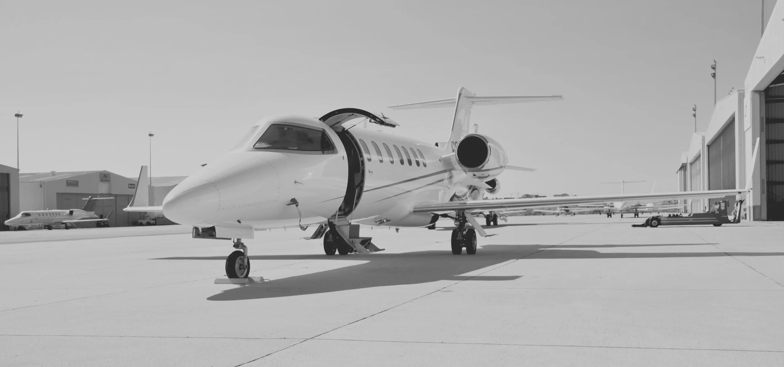 Learjet 40 da Omni em hangar