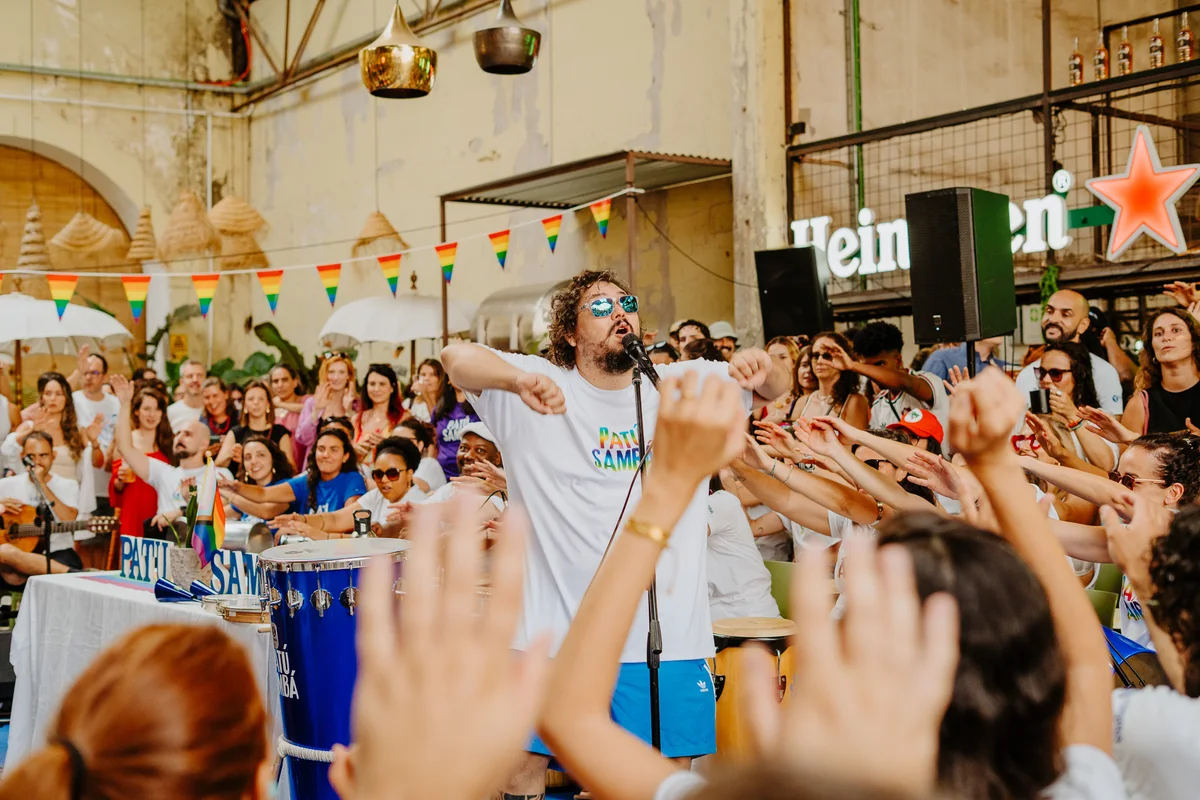 Músico ao microfone e comunidade a celebrar numa roda do Patú