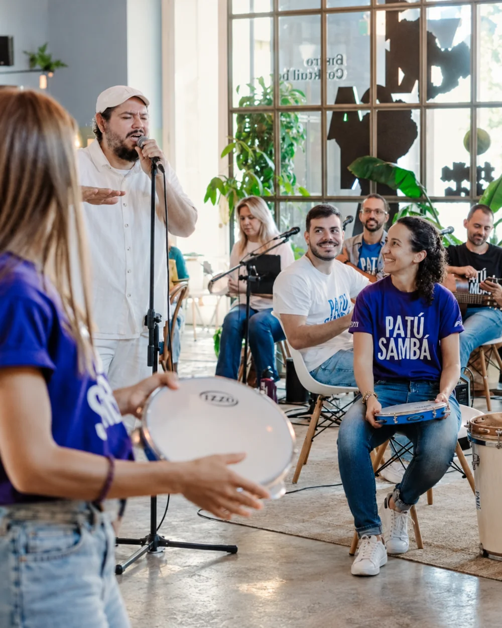 Workshop Patú Brincá: participantes a tocar percussão com o instrutor