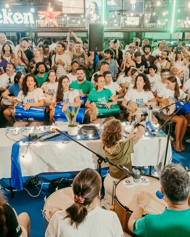 Alunos e músicos do Patú Sambá numa roda de samba