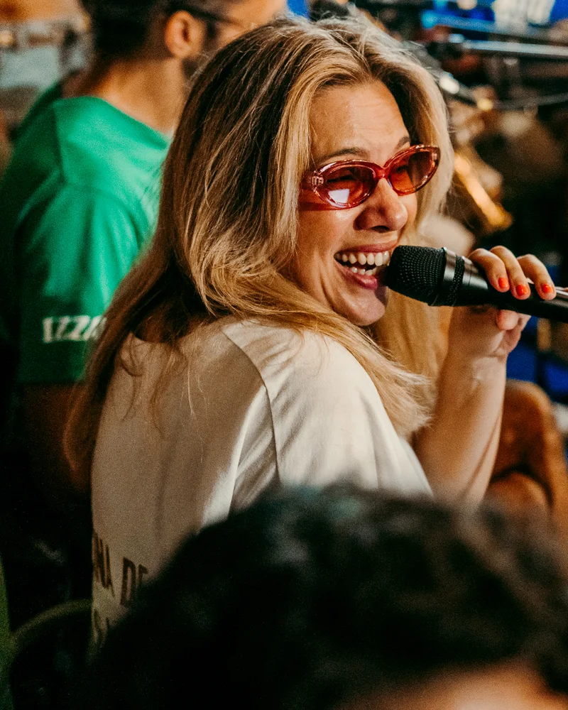 Cantora ao microfone na Roda de Vozes