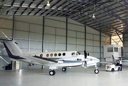 Aeronave estacionada no hangar da PHS Aviation