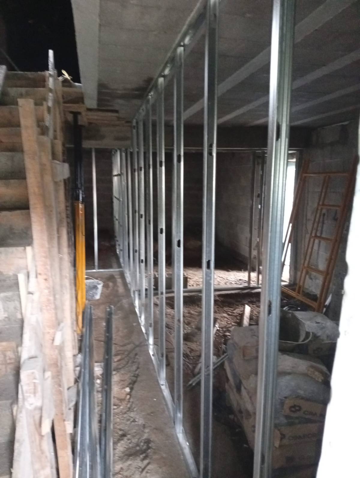 Estrutura metálica de paredes em obra